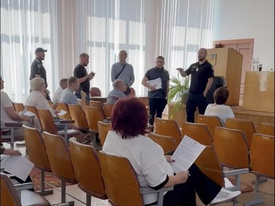 Гучний скандал у Черняхові: на позачерговій сесії селищній голові оголосили підозру у зловживанні владою