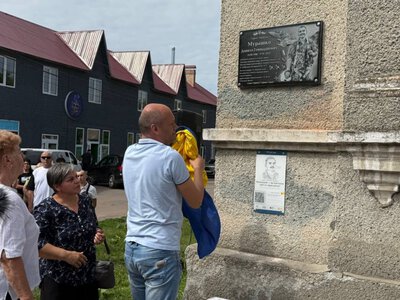  «Найбільше за все він любив людей і небо»: у Ніжині відкрили меморіальну дошку Данилу Мурашку 