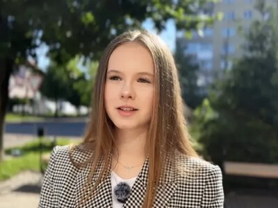 На дрони та патрони — у Калуші школярка Анна Масляк друге літо співає для донатів