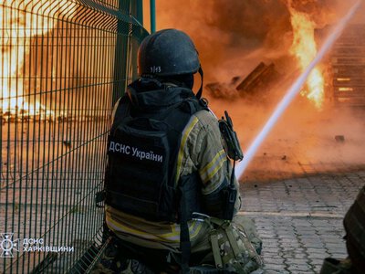 Рятувальники ще гасять пожежу від російських КАБів у Харкові (фото)