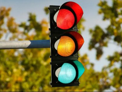 Сучасні кільця, світлофори та подушки: які зміни запроваджують на дорогах України