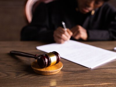 Адвоката з Чернігівщини підозрюють у вимаганні $80 тисяч у справі ухилянта