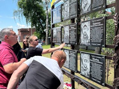  У Ніжині відкрили меморіальні дошки на честь дев’ятьох полеглих захисників України 