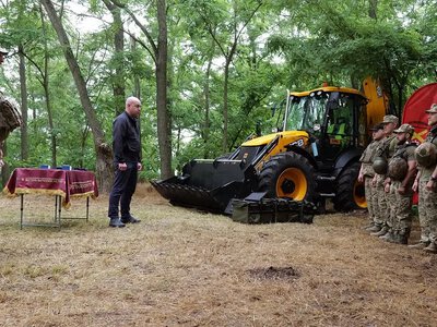  44 бригада з Тернополя отримала екскаватор, дрони та зарядні станції від громади 