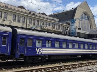 П'яний провідник хотів, щоб пасажирка спала з ним у купе: деталі поїздки у потязі 