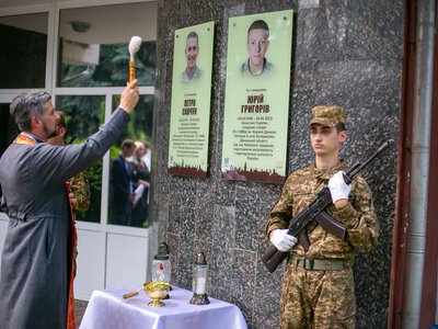 На вулиці Ботанічній відкрили пам’ятні дошки Юрію Григоріву та Петру Савчуку