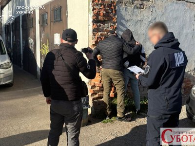 У Житомирі судитимуть працівника судової охорони за торгівлю канабісом