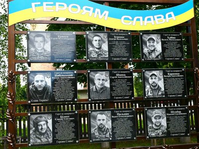 На території Ніжинської гімназії відкрили меморіальну стелу з дев’ятьма дошками на честь загиблих випускників закладу