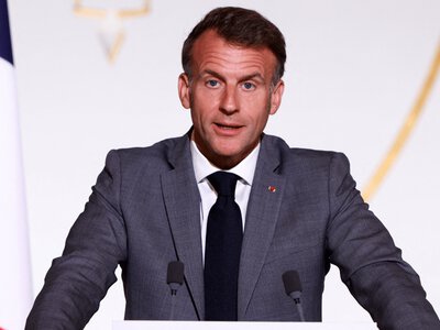 Макрон: Україна успішно чинить опір РФ, попри невтішні прогнози