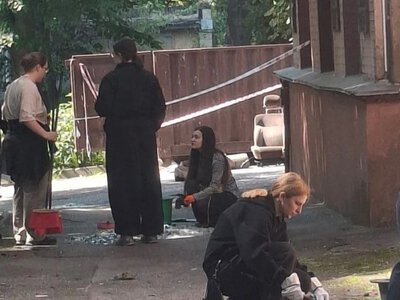 Десятки людей долучилися до прибирання території кіностудії Довженка в Києві після російського обстрілу