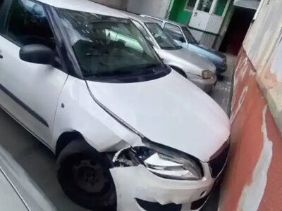 Протаранив паркан, втік і заснув у під’їзді: курйозне затримання водія у Рівному (ВІДЕО)