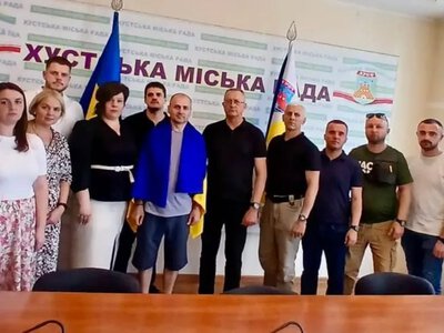 У Хустській міськраді зустрілися із захисником В’ячеславом Лукачем, який повернувся з російського полону