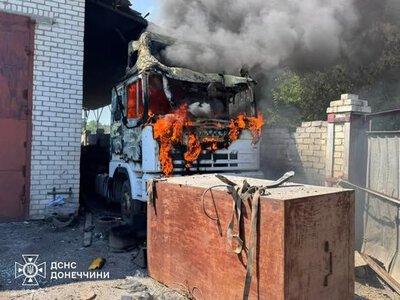 У Краматорську FPV-дрон атакував приватний сектор: загорілися автомобілі