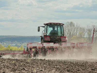 Аграрії прифронтових областей уперше отримали компенсацію за придбану українську техніку