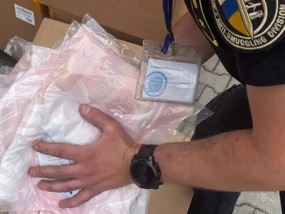 На Закарпатті митники викрили контрабанду одягу Adidas на понад 5 мільйонів гривень