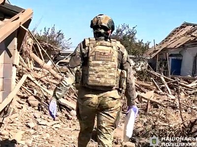 Постійно під обстрілами РФ: поліцейські евакуювали чотирьох цивільних із селища на Херсонщині
