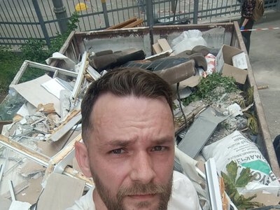 Митець з Луцька Павло Коробчук долучився до толоки на місці прильоту у кіностудії Довженка