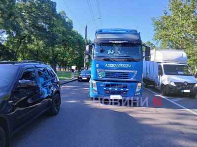 Фура зіткнулася з легковиком та перекрила рух на проспекті у Миколаєві (фото)