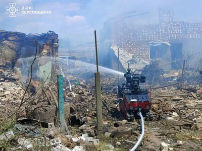 Через обстріл на Херсонщині постраждали двоє людей: рятувальники гасили пожежу за допомогою робота