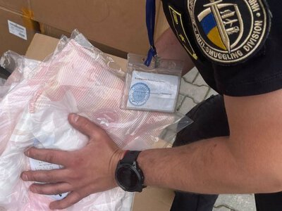 На кордоні з Румунією викрили контрабанду брендового спортивного одягу на понад €100 тисяч (ФОТО)