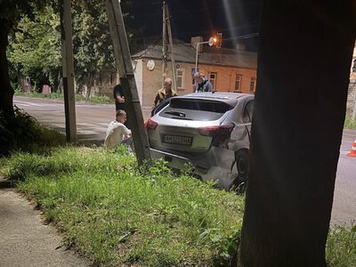 Нічна погоня у Житомирі: водій тікав від поліції, протаранив авто і застряг через зім’ятий бампер