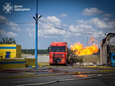 Російський дрон атакував АЗС на півдні Одещини, загорівся газовоз