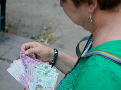 Пенсіонерам доплатять по 1297 гривень: хто зможе оформити надбавку