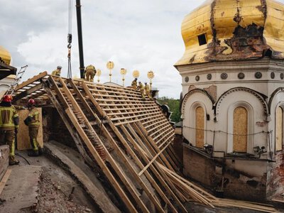 У Лаврі тривають відновлювальні роботи після атаки рф, закрито 70% даху Успенського собору - Мінкульт
