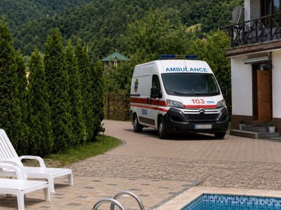 Невдале пірнання ледь не завершилося трагедією: на Закарпатті 13-річного хлопця госпіталізували після травми в басейні