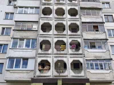 У Житомирі чоловік підірвав гранату під дверима сусідів та влаштував погром сокирою