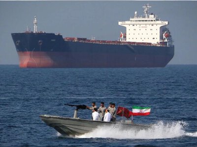 55 торгових суден пройшло за добу: США заперечили закриття Ормузької протоки