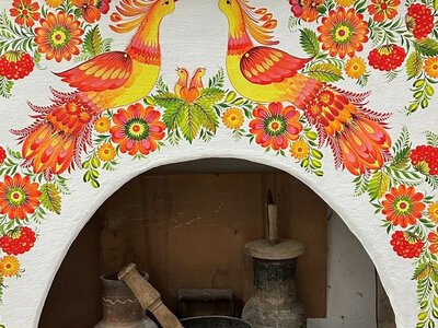 Петриківська магія на печі: відома майстриня з Дніпропетровщини створила шедевр в інтер'єрі етно-кав’ярні