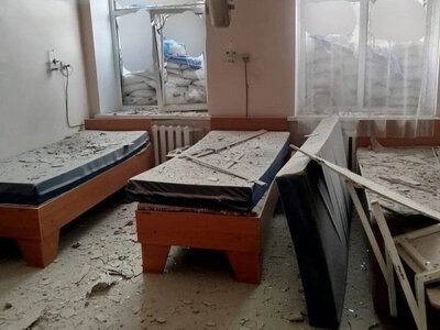  “Над операційним блоком замість даху брезент”. Усі корпуси лікарні у Білозерці на Херсонщині пошкоджені 