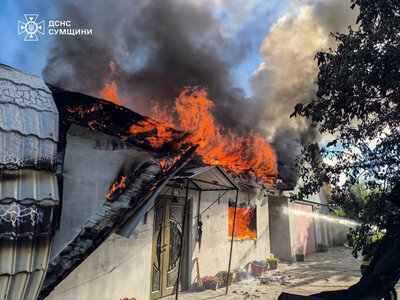 На Охтирщині внаслідок атаки БпЛА загорівся житловий будинок