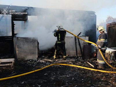 У селі Луки вогонь знищив два дерев’яні будинки, рятувальники дві години возили воду з озера