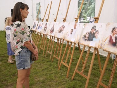 «Тато поруч»: у Вінниці відкрили фотовиставку пам’яті полеглих Захисників та їхніх дітей