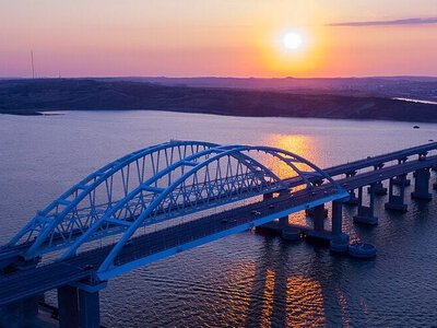 Нічні удари по Керчі посилили розмови про знищення Кримського мосту