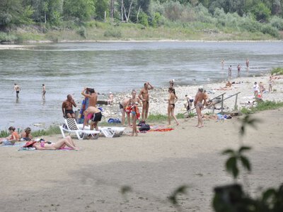 На міському пляжі Чернівців виявили відхилення у якості води: чи можна купатись
