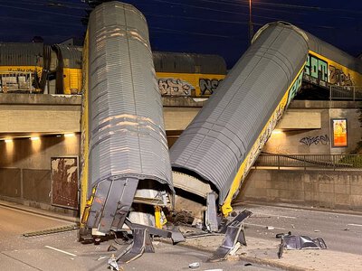 У Німеччині вантажні потяги зіткнулися на мосту: одна людина загинула