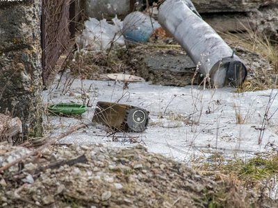 На Харківщині троє людей підірвалися біля зупинки. Є загиблий