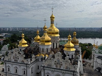 Життя попри обстріли: Києво-Печерська лавра відкриває безпечні маршрути та печери після атаки РФ