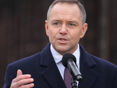 У Навроцького роз’яснили, чому орден, відданий Зеленським, досі перебуває у руках Муссоліні та Шредера