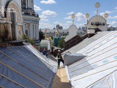 Ліквідація наслідків обстрілу: на даху Свято-Успенського собору тривають цілодобові роботи