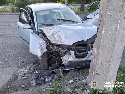 У Черкасах внаслідок зіткнення легковика з електроопорою постраждали дві людини