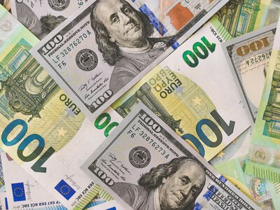 Чи подешевшала валюта на початку тижня – курс долара та євро в обмінниках