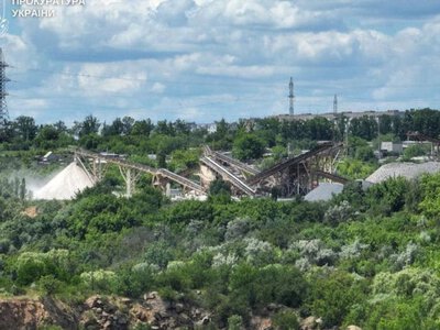 Мер міста і керівники державних підприємств отримали підозри в незаконному видобутку корисних копалин