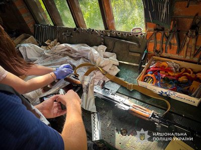 На Охтирщині чоловік незаконно зберігав автомат Калашникова та понад пів тисячі набоїв