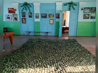 У селі на Чернігівщині продають залишки колекції картин місцевого художника, аби плести маскувальні сітки