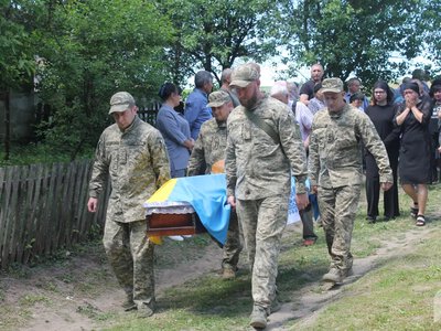 Не так ми його чекали зустріти: через два роки від дня загибелі у Плоскому похоронили військового Михайла Смаглюка