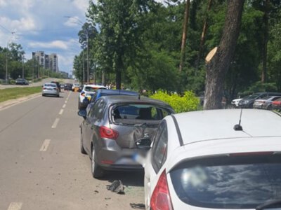 Дороги перекриті: в Києві водій розтрощив чотири автівки, - ФОТО